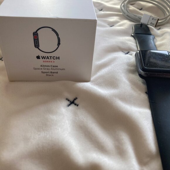 Apple Watch Series 3 - 42 mm - Space Grey Aluminum - Black Band - Picture 2 of 8